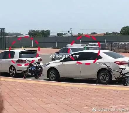 大學(xué)門口車頂放水事件追蹤，理性分析背后的動因影響及后續(xù)發(fā)展