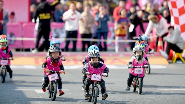 寶寶平衡車比賽，小輪上的速度與夢想的角逐