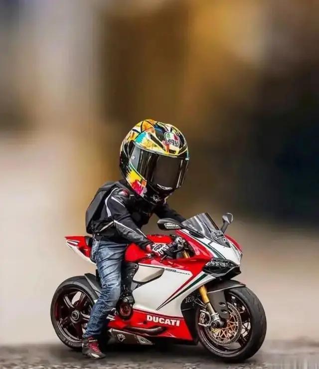 動(dòng)漫機(jī)車圖片，熱血與機(jī)械的交織之美展示