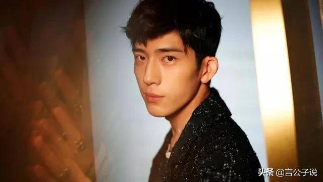 長臉男明星與小巷特色小店的奇妙故事