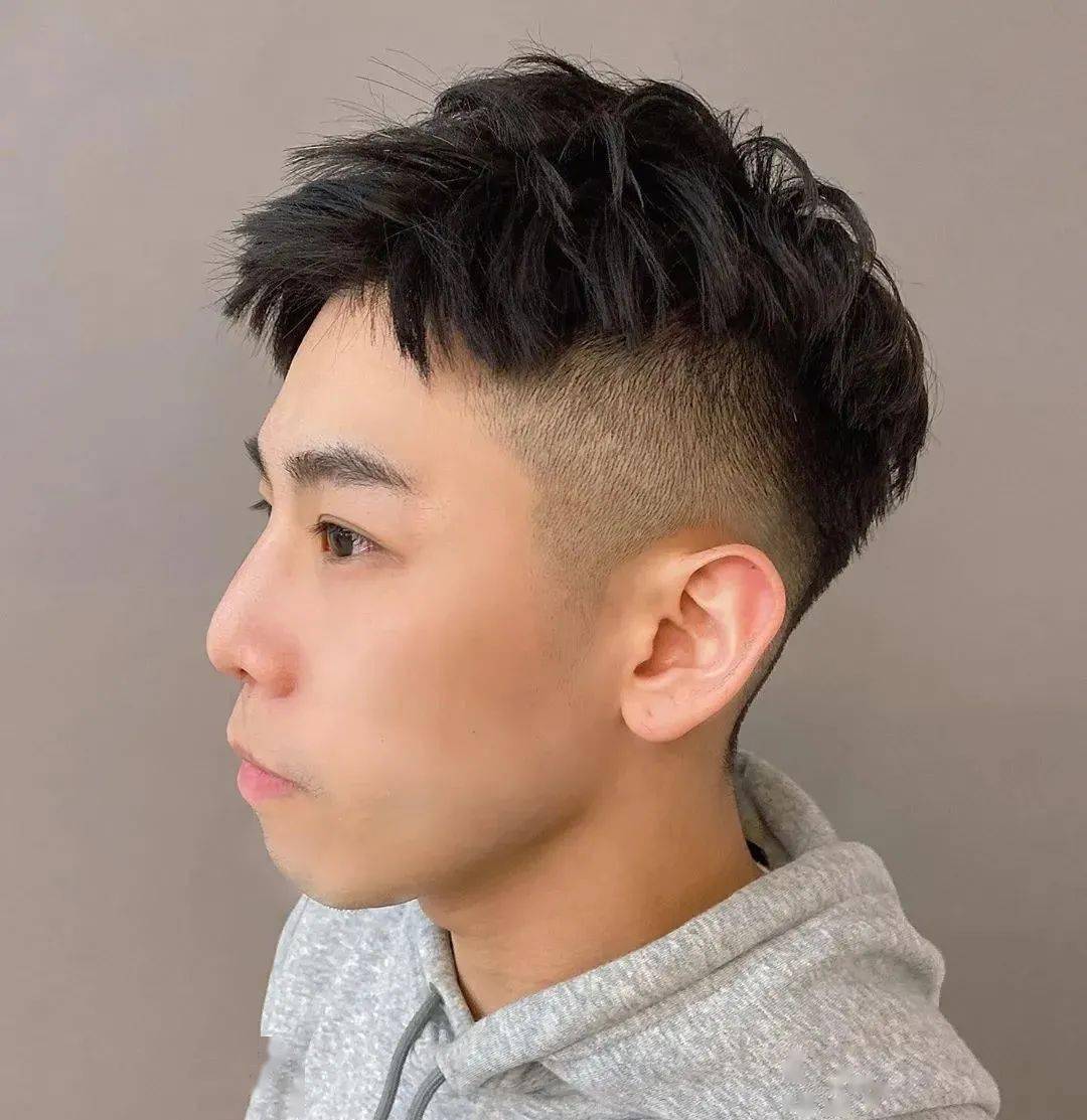 明星發(fā)型男的時(shí)尚潮流與個(gè)性表達(dá)探索