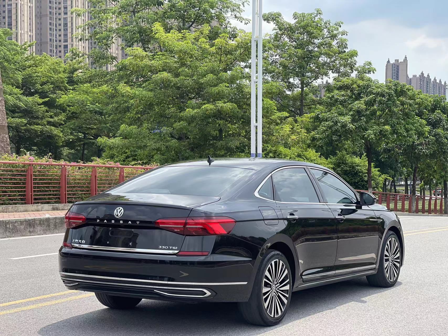 大眾帕薩特最新款330探秘小巷特色小店