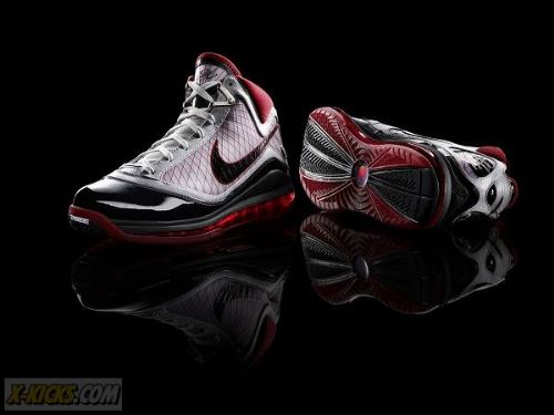 耐克最新籃球鞋技術(shù)革新與實(shí)戰(zhàn)體驗(yàn)深度解析