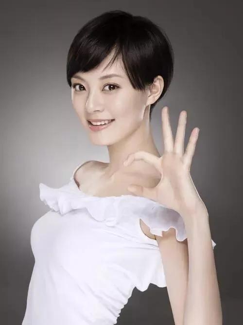 孫儷最新圖片展現(xiàn)演藝魅力與時(shí)尚風(fēng)采