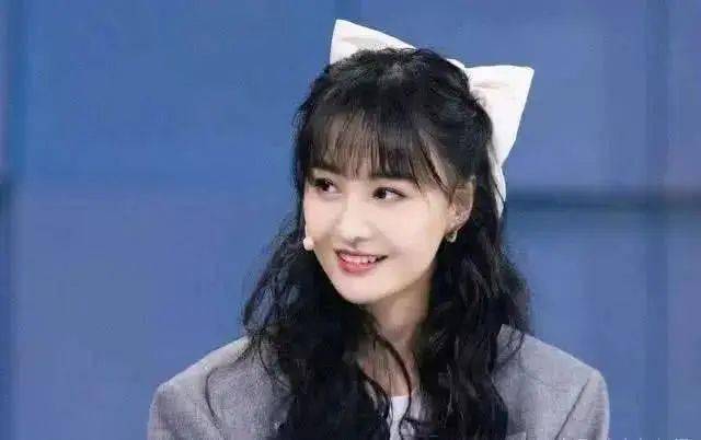 鄭爽微博最新動(dòng)態(tài)及演藝之路熱議焦點(diǎn)