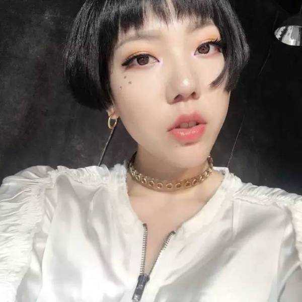 吳莫愁最新短發(fā)造型與自然美景的旅行探索圖片集