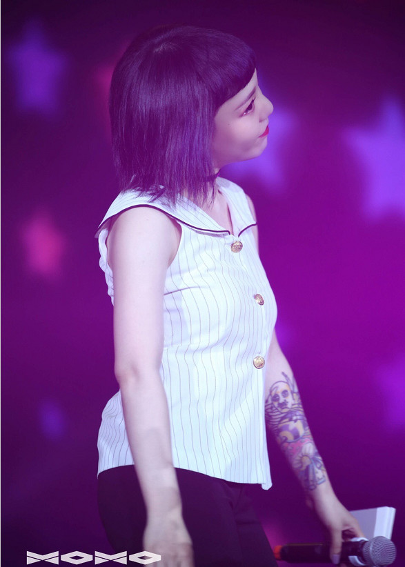 吳莫愁最新短發(fā)造型與自然美景的旅行探索圖片集