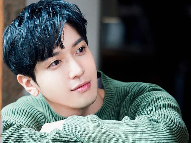 鄭容和最新寫真風(fēng)格與魅力的多維展現(xiàn)，展現(xiàn)獨(dú)特魅力風(fēng)采的照片集