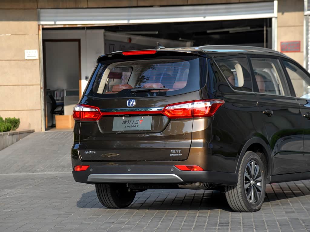 長(zhǎng)安汽車最新款七坐車，開啟溫馨之旅的故事